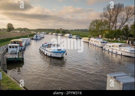 Ein Blick auf die Boote und Kreuzer, die zusammengebunden sind Das Ufer des Flusses Ant an der Ludham Bridge Stockfoto