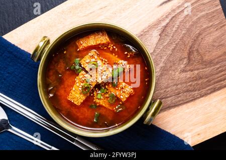 Speisekonzept Koreanische würzige Tofu-Suppe auf Holzbrett mit Speicherplatz kopieren Stockfoto