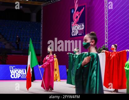 Italienische Flagge während der Rhythmischen Gymnastik FIG World Cup 2021 Pesaro in der Vitrifrigo Arena, Pesaro, Italien am 29. Mai 2021 / LM Stockfoto