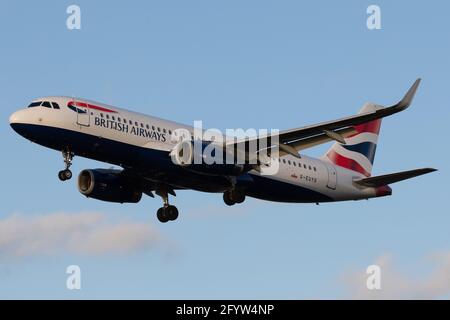 LONDON, GROSSBRITANNIEN – 23. Feb 2020: British Airways (BA / BAW) nähert sich dem Flughafen London Heathrow (EGLL/LHR) mit einem Airbus A320-232 A320 (G-EUYS/ Stockfoto
