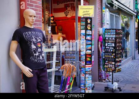 Männliche Schaufensterpuppe vor einem Souvenirladen in der Düsseldorfer Altstadt. Die Altstadt ist ein beliebtes Touristengebiet in der Nähe des Rheins. Stockfoto