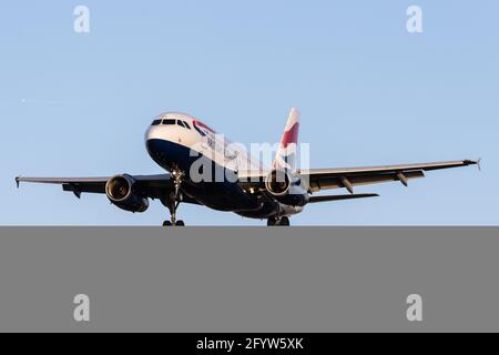 LONDON, GROSSBRITANNIEN – 23. Februar 2020: British Airways (BA / BAW) nähert sich dem Flughafen London Heathrow (EGLL/LHR) mit einem Airbus A320-232 (G-EUYN/4975) Stockfoto