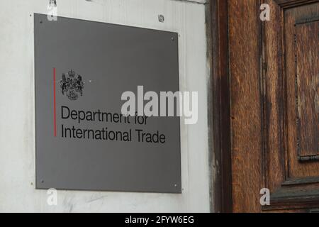 Schild am Eingang zum Department for International Trade in Whitehall, London, Großbritannien Stockfoto