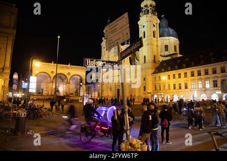 Am Odeonsplatz ist es ruhig. Junge Menschen feiern in der Nacht vom 29. Auf den 30. Mai 2021 in München auf den sog. Party-Hotspots. Auf dem Professor-Huber-Platz gibt es einen Polizeieinsatz. The USK führt zahlreiche Identitationsfeststellungen durch. * am Odeonsplatz ist die Lage ruhig. Jugendliche feiern in der Nacht vom 29. Auf den 30. Mai 2021 in den sogenannten Party-Hotspots in München. Am Professor-Huber-Platz kontrollierte die Sondereinheit der Polizei USK mehrere Identitäten. (Foto: Alexander Pohl/Sipa USA) Quelle: SIPA USA/Alamy Live News Stockfoto