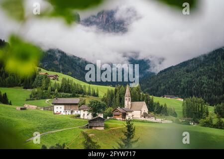 Kirche Santa Maddalena in den Dolomiten, Val di Funes, Italien, Europa. Stockfoto