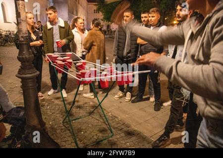 Leute spielen Bier Pong. Junge Menschen feiern in der Nacht vom 29. Auf den 30. Mai 2021 in München auf den sog. Party Hotspot auf dem Professor Huber Platz. Auf dem Professor-Huber-Platz gibt es einen Polizeieinsatz. The USK führt zahlreiche Identitationsfeststellungen durch. * Leute spielen Bierpong. Jugendliche feiern in der Nacht vom 29. Auf den 30. Mai 2021 im sogenannten Party-Hotspot am Professor Huber Platz in München. Am Professor-Huber-Platz kontrollierte die Sondereinheit der Polizei USK mehrere Identitäten. (Foto von Alexander Pohl/Sipa USA) Stockfoto