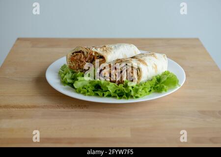 Ein geschnittener Kebab, Shawarma, mit gegrilltem Essen und Gemüse Stockfoto