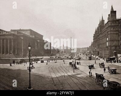 Eine Ansicht der Lime Street aus dem späten 19. Jahrhundert in Liverpool, England, benannt nach den Kalköfen eines lokalen Geschäftsmannes. Mit der Ankunft der Eisenbahnlinie im Jahr 1836 wurde die Straße von einem marginalen zu einem zentralen Standort in der Stadt, eine Position, die durch die Schaffung der St. George's Hall, auf der Seite der Straße gegenüber dem Bahnhof, im Jahr 1854 bestätigt wurde. Die Wellingtons Säule, ein Denkmal für den Herzog von Wellington, wurde an einem Ende der Straße an der Ecke zur William Brown Street errichtet. Stockfoto