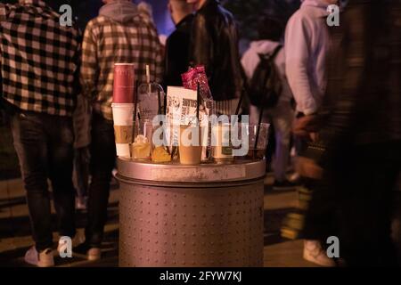 Mülleimer mit Becern und Parties. Junge Menschen feiern in der Nacht vom 29. Auf den 30. Mai 2021 in München auf den sog. Party Hotspot auf dem Professor Huber Platz. Auf dem Professor-Huber-Platz gibt es einen Polizeieinsatz. The USK führt zahlreiche Identitationsfeststellungen durch. * volle Abfalleimer. Jugendliche feiern in der Nacht vom 29. Auf den 30. Mai 2021 im sogenannten Party-Hotspot am Professor Huber Platz in München. Am Professor-Huber-Platz kontrollierte die Sondereinheit der Polizei USK mehrere Identitäten. (Foto von Alexander Pohl/Sipa USA) Stockfoto