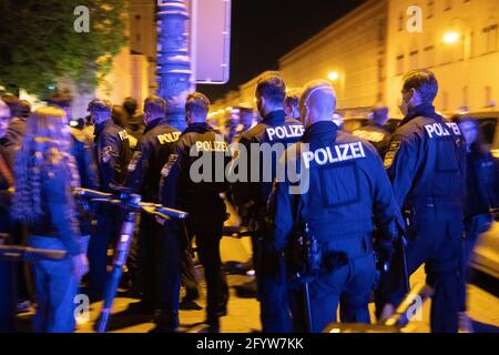 USK geht in die Menge. Junge Menschen feiern in der Nacht vom 29. Auf den 30. Mai 2021 in München auf den sog. Party Hotspot auf dem Professor Huber Platz. Auf dem Professor-Huber-Platz gibt es einen Polizeieinsatz. The USK führt zahlreiche Identitationsfeststellungen durch. * USK kommt in die Szene. Jugendliche feiern in der Nacht vom 29. Auf den 30. Mai 2021 im sogenannten Party-Hotspot am Professor Huber Platz in München. Am Professor-Huber-Platz kontrollierte die Sondereinheit der Polizei USK mehrere Identitäten. (Foto von Alexander Pohl/Sipa USA) Stockfoto