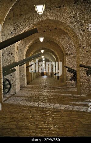 Im Inneren des Schlosses von Gjirokastra mit Gewehren aus dem Krieg Stockfoto