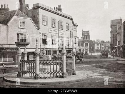 Ein Blick aus dem späten 19. Jahrhundert auf den Market Place in Kingston upon Thames aka Kingston, einer Stadt und einem Stadtteil im Großraum London und in der historischen Grafschaft Surrey, England. Die erste überlebende Aufzeichnung von Kingston stammt aus dem Jahr 838 n. Chr. als Ort eines Treffens zwischen König Egbert von Wessex und Ceolnoth, Erzbischof von Canterbury. Viele Könige, von denen gesagt wird, dass sie in der Kapelle der Heiligen Maria, die 1730 zusammenbrach, gekrönt wurden. Die Tradition legt nahe, dass ein großer Stein, der aus den Ruinen geborgen wurde, eine Rolle bei den Krönungen spielte. Ursprünglich als Montageblock verwendet, wurde er 1850 auf den Markt gebracht, wie in der p Stockfoto