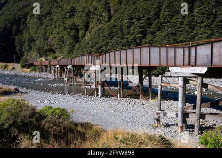 Eisenbahnbrücke über den Fluss, Arthurs Pass, Canterbury, Südinsel, Neuseeland Stockfoto