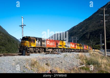 KiwiRail Diesellokomotiven am Arthurs Pass, Canterbury, Südinsel, Neuseeland. Bankmaschinen kehren nach Otira zurück, nachdem sie einem Zug geholfen haben. Stockfoto