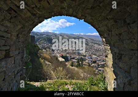 Im Inneren des Schlosses von Gjirokastra mit Blick auf die Stadt Stockfoto