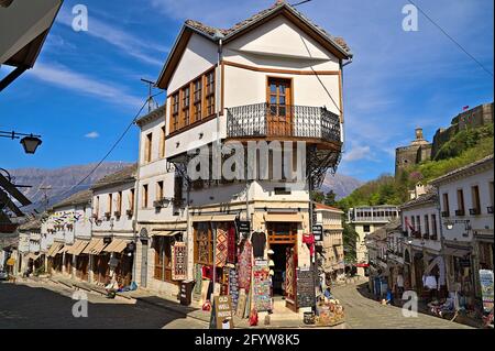 Historisches Stadtzentrum von Gjirokastra mit Souvenirläden und Restaurants Stockfoto