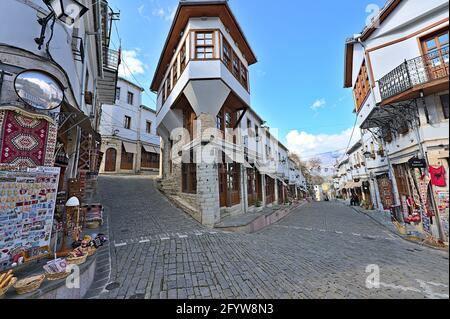 Historisches Stadtzentrum von Gjirokastra mit Souvenirläden und Restaurants Stockfoto