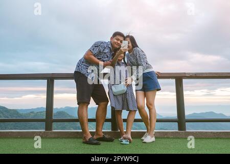 Glücklich asiatische Familie Vater Mutter und Tochter unter Selfie auf Die Spitze des Berges Stockfoto