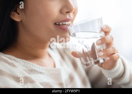 Nahaufnahme Aufnahme Einer Jungen Asiatischen Frau, Die Mineralwasser Trinkt Glas Stockfoto