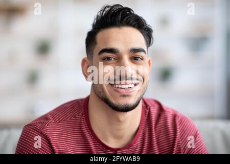 Nahaufnahme Porträt von fröhlich schönen arabischen Kerl Stockfoto