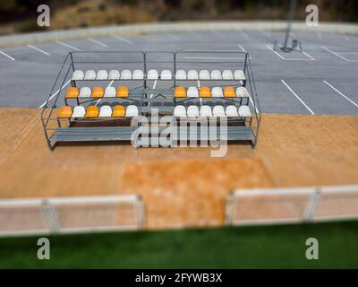 Luftaufnahme von kleinen Ständen neben dem Parkplatz mit Sitzplätzen für Zuschauer auf einem Fußballplatz in Altea La Vella, Alicante, Spanien - Tilt Shift-Effekt - Stockfoto