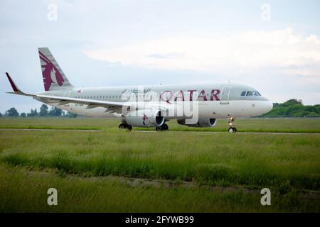 UKRAINE, KIEW, - 28. MAI 2021: Qatar Airlines Passagierflugzeug auf der Start- und Landebahn des Flughafens Boryspil. Airbus A320-232, Flugzeug - A7-AHR. Stockfoto