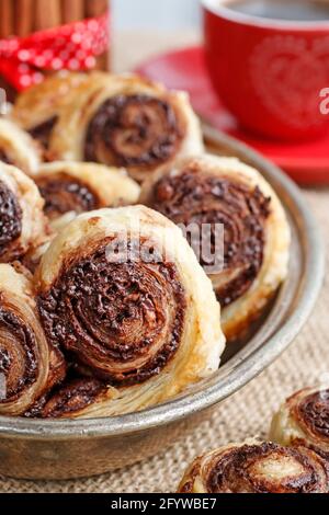 Palmier Kekse - französische Kekse aus Blätterteig und Schokolade (auch Palmblätter, Elefantenohren, französische Herzen, Schuhsohlen oder Gläser genannt). Stockfoto