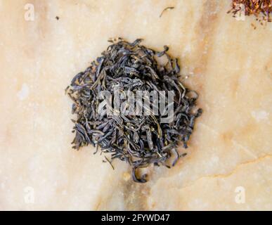 Traditioneller chinesischer Tee mit Blattgemüse. Teeparty-Zeremonie. Stockfoto