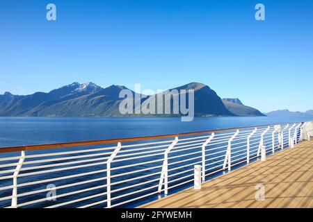 Kreuzfahrt in Richtung Geiranger Fjord an einem schönen Tag mit Blick auf die Berge vom offenen Deck des Schiffes, Norwegen. Stockfoto