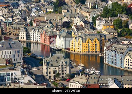 Nahaufnahme der schönen Gebäude im Stadtzentrum von oben. Jugendstil-Architektur und Kanäle aus der Sicht Aksla, Alesund, Norwegen. Stockfoto