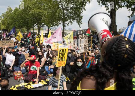 London, Großbritannien. Mai 2021. Marvina Newton, Gründerin von United for Black Lives, spricht leidenschaftlich über ihre Freundin Sasha Johnson vor Aktivisten von Bürgerfreiheitsgruppen, die auf der Straße am Victoria Embankment sitzen, während eines Kill the Bill National Day of Action aus Protest gegen den Gesetzentwurf 2021 der Polizei, Kriminalität, Verurteilung und Gerichte (PCSC). Kredit: Mark Kerrison/Alamy Live Nachrichten Stockfoto