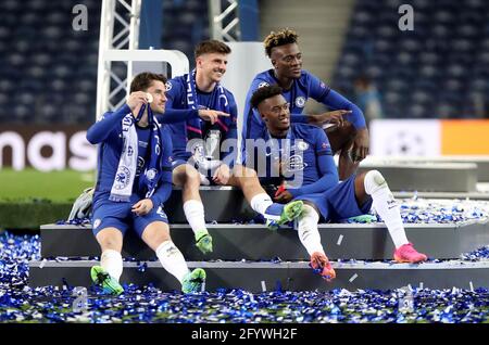 Von links nach rechts, Chelsea's Ben Chilwell, Mason Mount, Callum Hudson-Odoi und Tammy Abraham während der Feierlichkeiten nach dem UEFA Champions League-Finale im Estadio do Dragao in Porto, Portugal. Bilddatum: Samstag, 29. Mai 2021. Stockfoto