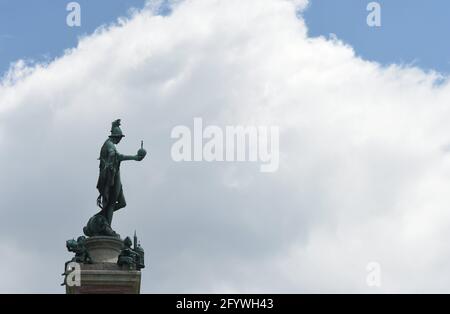 München, Deutschland. Mai 2021. Weiß-blauer Himmel über der Tellus Bavaria Bronzestatue des Diana Tempels im Hofgarten. Sonnenschein und angenehm warme Temperaturen zogen am Sonntag viele Menschen im Freien an. Quelle: Felix Hörhager/dpa/Alamy Live News Stockfoto