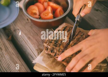 Schneiden Sie den Einsatz von Thunfisch auf Feuer gegrillt. bbq-Konzept Stockfoto