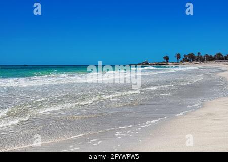 Seascape. Wunderbarer Blick auf die Lagune, die Küste, den weißen Sandstrand und das blaue Meer. Djerba Island, Tunesien Stockfoto