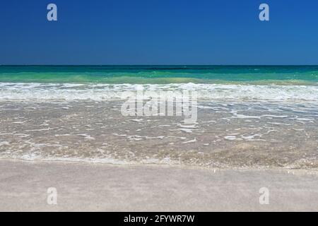 Seascape. Wunderbarer Blick auf die Lagune, die Küste, den weißen Sandstrand und das blaue Meer. Djerba Island, Tunesien Stockfoto