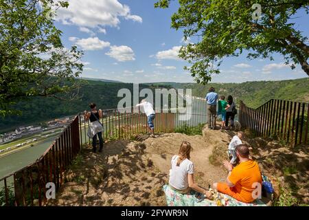 St.Goarshausen, Deutschland. Mai 2021. Wanderer genießen den Blick auf den Mittelrhein vom Loreley Plateau aus. Das sonnige Wetter mit warmen Temperaturen bis zu 23 Grad zog am Sonntag viele Menschen in die Natur. Quelle: Thomas Frey/dpa/Alamy Live News Stockfoto