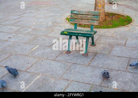 Eine kleine Holzbank in einem Park Stockfoto