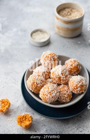 Keine Bällchen mit getrockneten Früchten, Nüssen Stockfoto