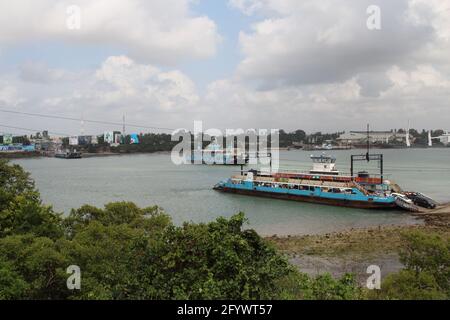 KENIA, MOMBASA - 13. AUGUST 2018; die Likoni-Fähre verbindet die Inselstadt Mombasa mit der Festlandstadt Likoni Stockfoto