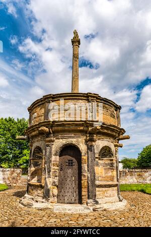 Alt abgenutzter mercat aus Sandstein oder Marktkreuz, Prestonpans an einem sonnigen Tag, East Lothian, Schottland, Großbritannien Stockfoto