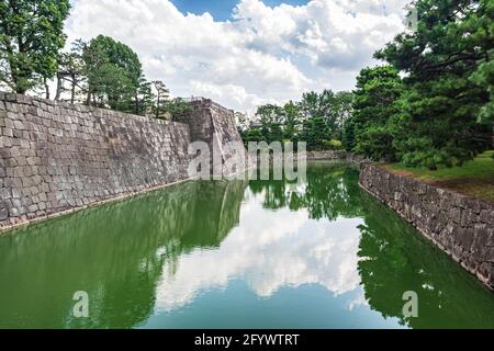 Kyoto, Japan, Asien - 3. September 2019 : die Innenmauern und der Graben der Burg Nijo Stockfoto