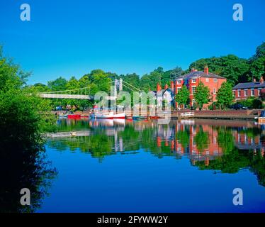 Großbritannien, England, Cheshire, Chester, River Dee und Queen's Park Bridge, Tagesanbruch, Stockfoto