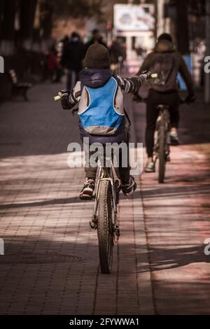 IASI, RUMÄNIEN - Mär 13, 2021: Ein junger Junge, der mit seinem Fahrrad einen Wheelie macht Stockfoto