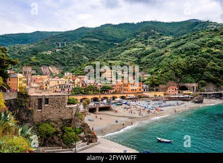 Blick auf Monterosso al Mare und die Bar Alga. Monterosso ist der westlichste der Cinque Terre, ein Nationalpark in Ligurien, Italien Stockfoto