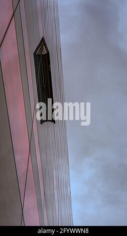 Ein offenes Fenster an der schwarzen Granitfassade der königlich dänischen Bibliothek der schwarze Diamant, Kopenhagen, 26. Mai 2021 Stockfoto