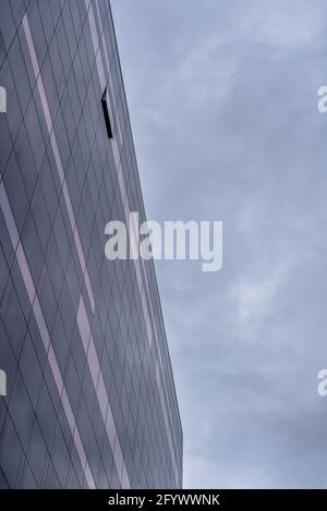 Ein offenes Fenster an der schwarzen Granitfassade der königlich dänischen Bibliothek in der roten Morgensonne, Kopenhagen, 26. Mai 2021 Stockfoto