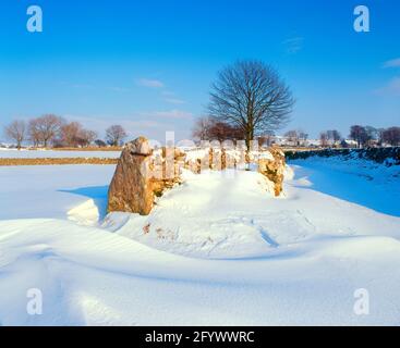 Großbritannien, England, Staffordshire, ländliche Schneeszene, mit Driften, Stockfoto