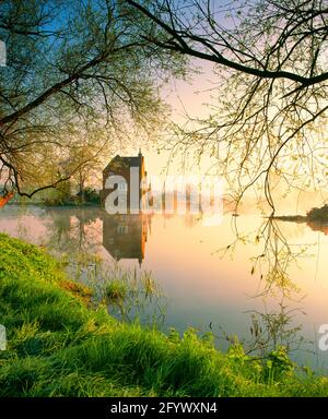 Großbritannien, England, Hereford & Worcester, Fladbury Wehr, Dawn, Feder, Stockfoto