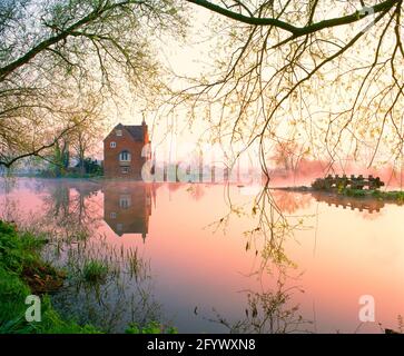 Großbritannien, England, Hereford & Worcester, Fladbury Wehr, Dawn, Feder, Stockfoto